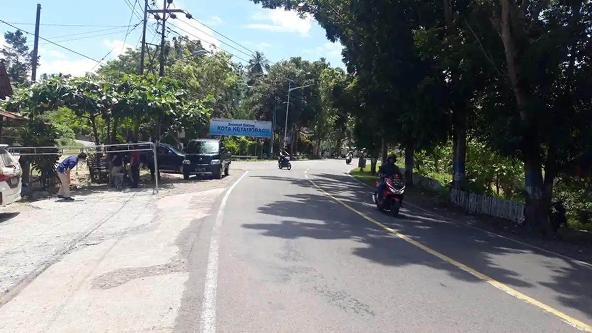 Suasana Perbatasan Bolmong-Kota Kotamobagu, Pengendara yang Melintas Tak Gunakan Masker