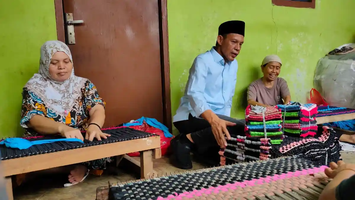 Perajin Keset di Kemang Mengeluh Soal Minimnya Bantuan Modal Usaha, Begini Janji Cawabup Jaro Ade