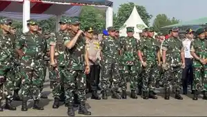 Panglima-TNI-Jenderal-Agus-Subiyanto-beserta-jajaran-saat-apel-gelar-pasukan-pengamanan-Pemilu.jpg