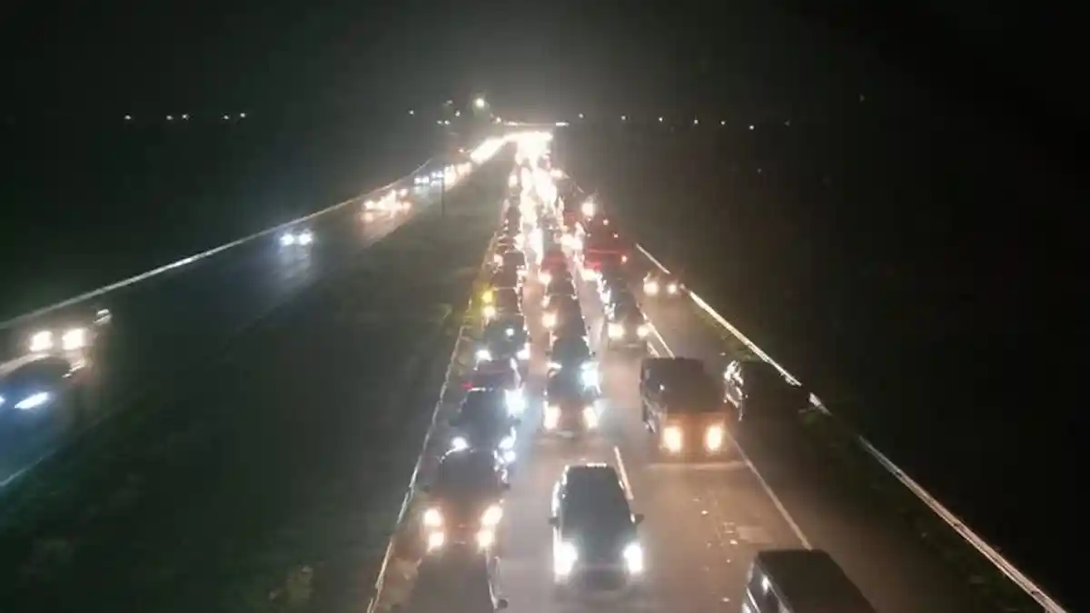 Kepadatan Kendaraan di Tol Cipali Terurai Setelah Diberlakukan Sistem One Way, Dikawal Mobil Sweeper