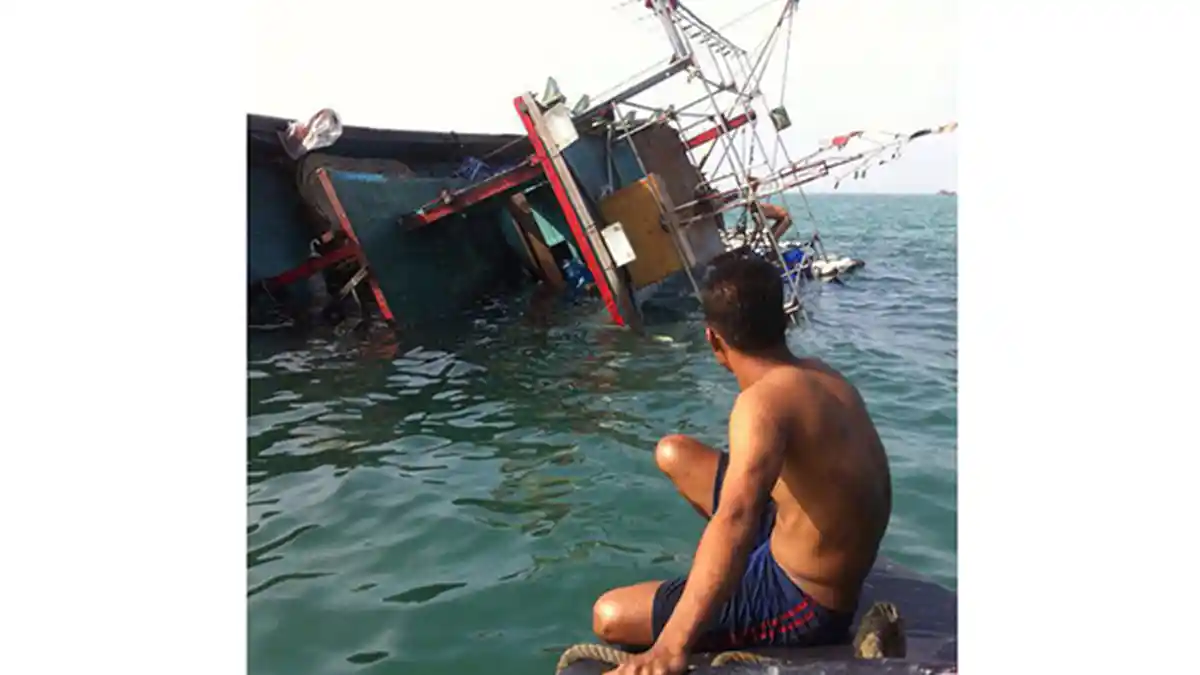 KM Famili Tenggelam Tabrak Bangkai Kapal di Belawan