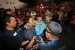 Evakuasi Para Korban dari KM Niki Sae