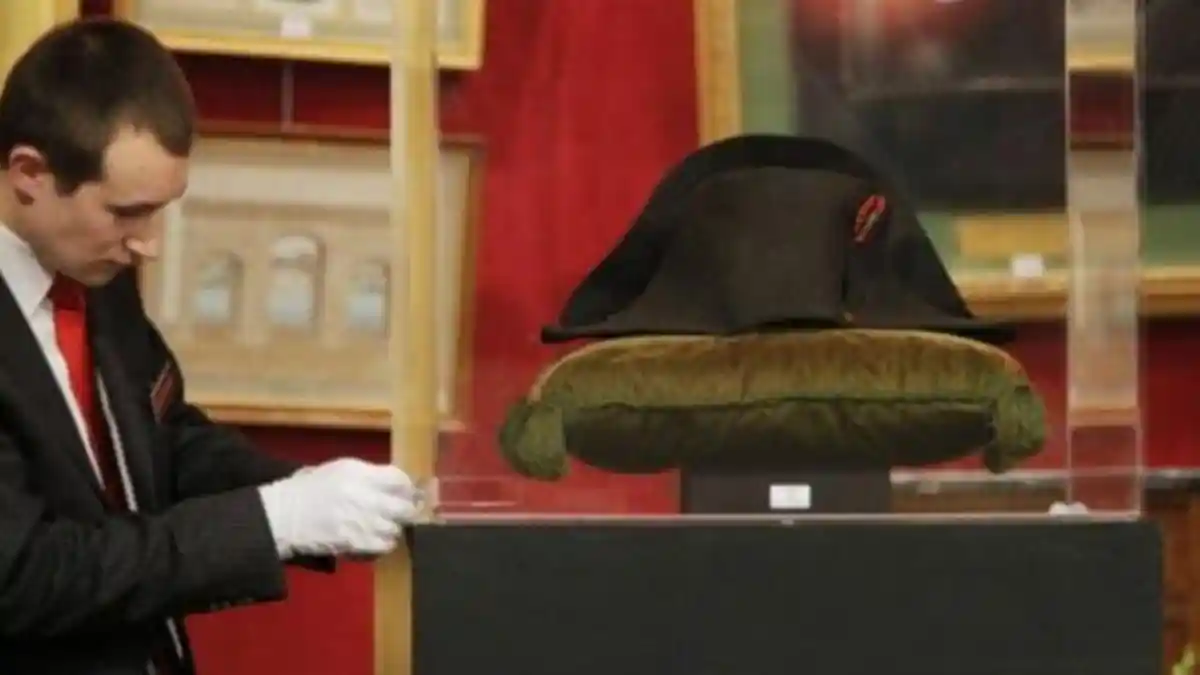 Topi Napoleon Laku Dilelang Rp25 Miliar