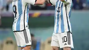 Julian-Alvarez-dan-Lionel-Messi-di-Argentina-Piala-Dunia-2022-14122022.jpg