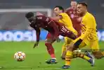 gelandang-bayern-munich-alphonso-davies-dilanggar-oleh-gelandang-barcelona-sergio-busquets.jpg