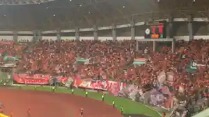 SUPORTER-DIAMANKAN-POLISI-Sejumlah-penonton.jpg