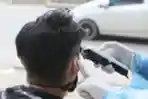 Tukang Cukur Keliling Gunakan Baju APD