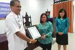 Penjabat-Bupati-Flores-Timur-Serahkan-Penghargaan.jpg