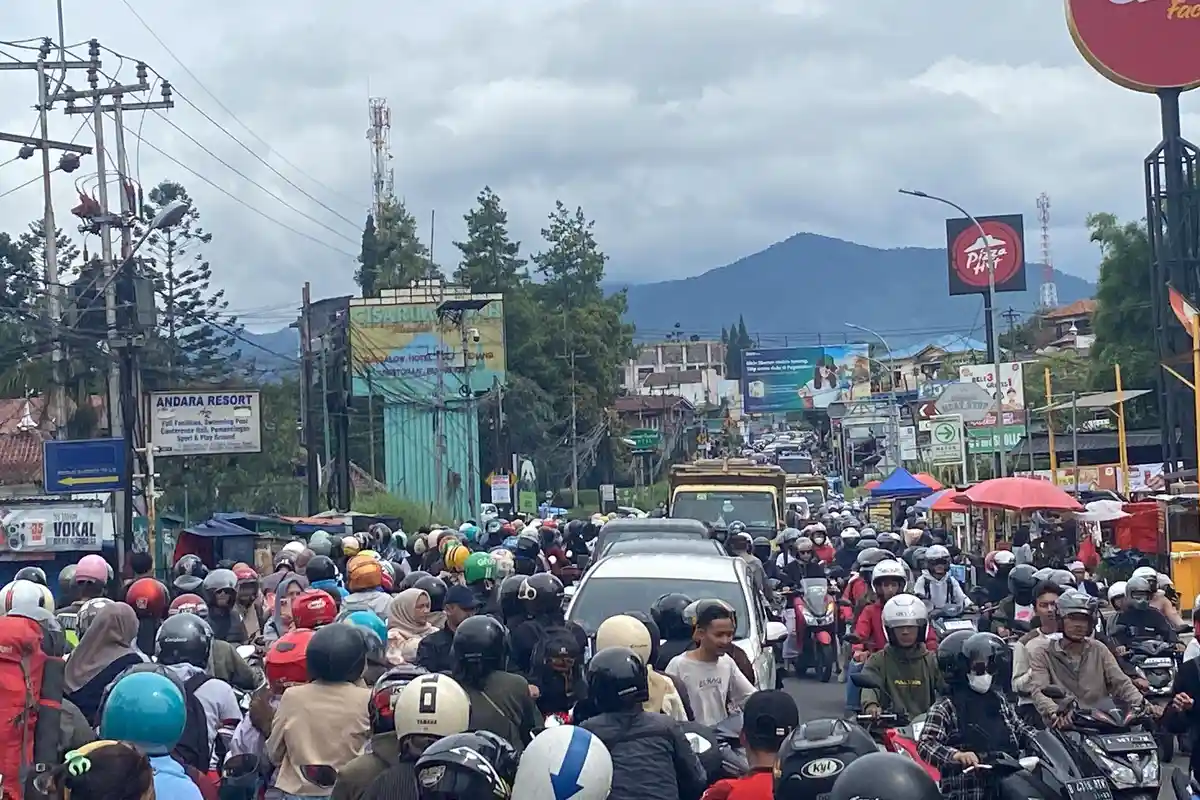 Terungkap Alasan One Way Hingga 9 Jam, Ini Penyebab Macet Jalur Puncak Bogor Saat Libur Isra Miraj