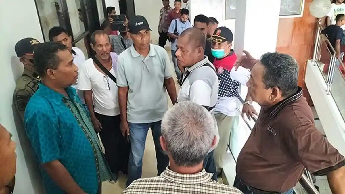 BREAKING NEWS: Puluhan Kontraktor Mengamuk di Kantor Bupati Ende NTT