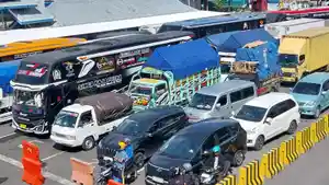 KEMACETAN-Kendaraan-menunggu-di-kantong-parkir-Pelabuhan-Ketapang.jpg