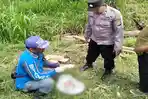 Petugas-kepolisian-dan-relawan-melakukan-evakuasi-terhadap-jasad-bayi-perempuan-yang-ditemukan.jpg