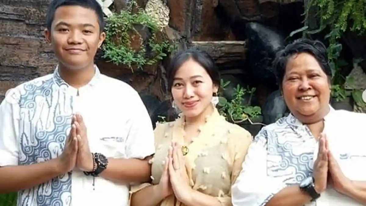Jarang Terekspos Ternyata Suti Karno 'Atun si Doel' Punya Putri Cantik yang Akan Segera Menikah