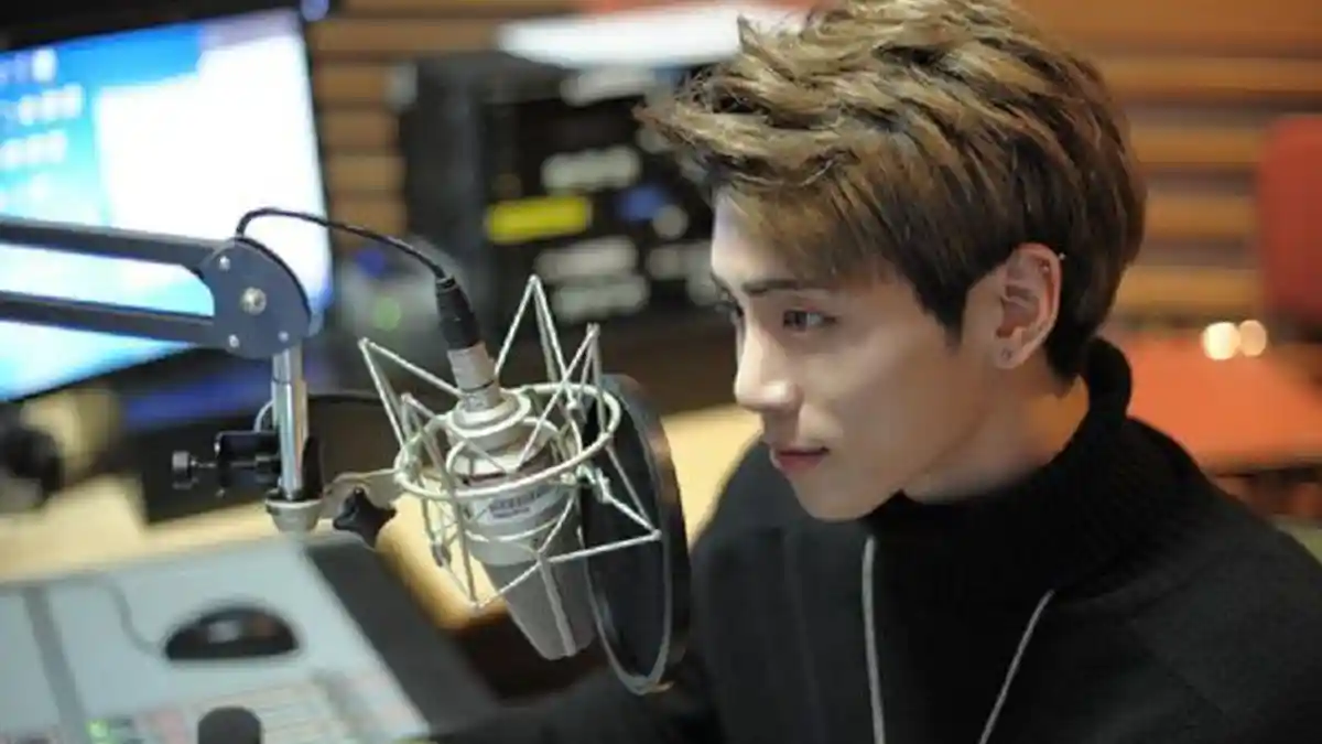 MENGENANG Jonghyun SHINee: Punya Vokal Khas, Berikut 4 Drama Yang Menampilkan Suara Malaikatnya