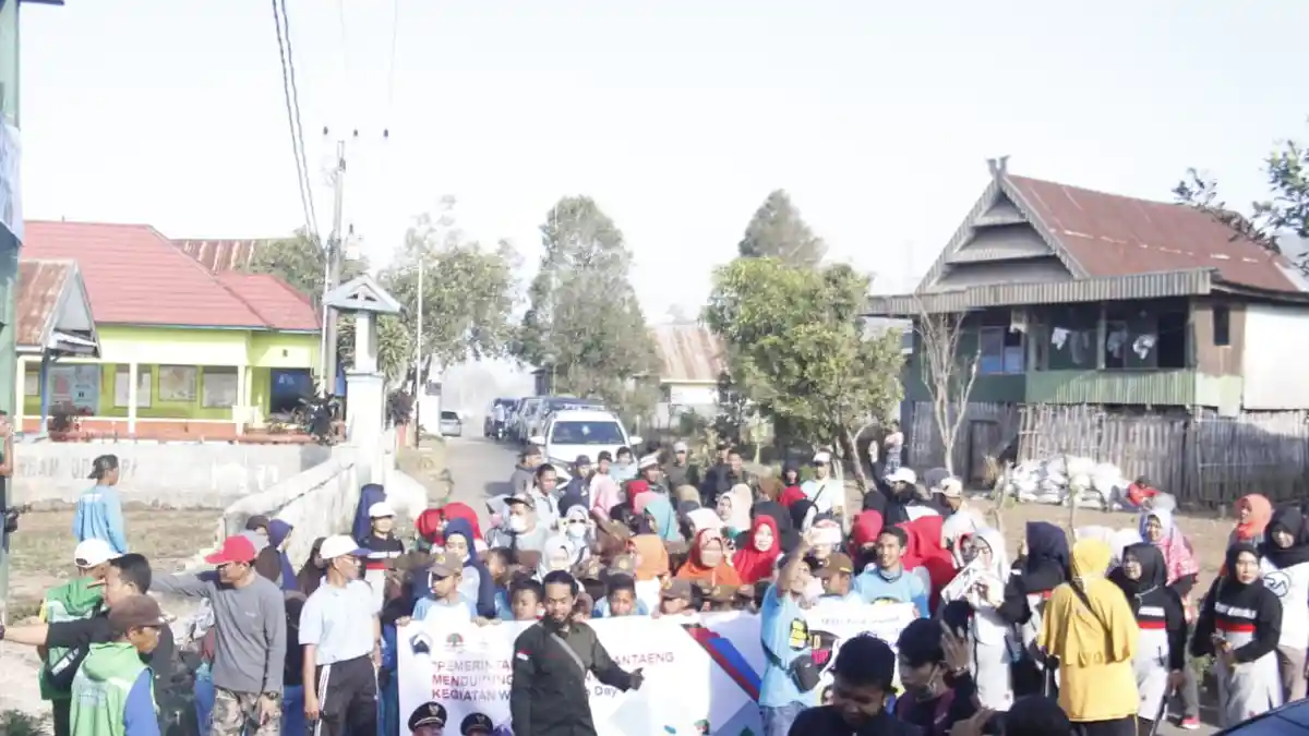 Pegawai Pemkab Bantaeng Kompak Warga Bonto Daeng Bersihkan Sampah