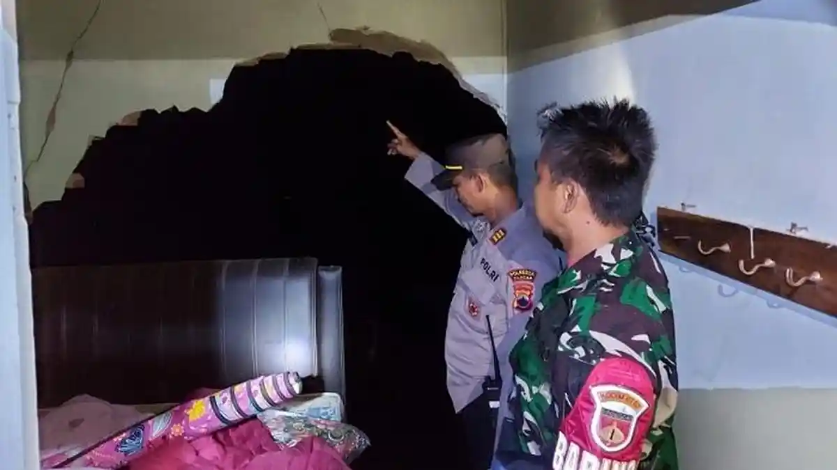 Diterjang Longsor Kolam Ikan, Tembok Rumah Warga Hanum Cilacap Jebol. Satu Keluarga Mengungsi