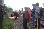 Petugas-mengevakuasi-tubuh-warga-yang-tertabrak-kereta-saat-asyik-telponan.jpg