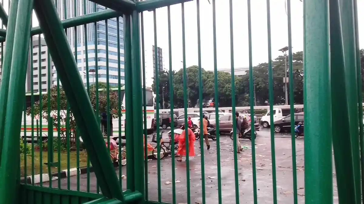 Pengunjuk Rasa di Depan Gedung DPR Bubarkan Diri