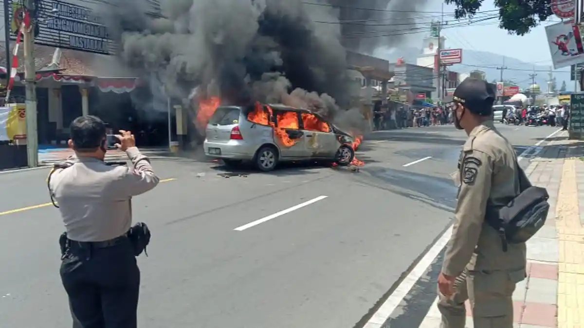 Diduga Ada Korsleting Mesin, Mobil Grand Livina Terbakar di Puncak Bogor