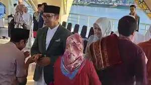 Gubernur-Jabar-Ridwan-Kamil-bersama-sang-istri-Atalia-Praratya_.jpg