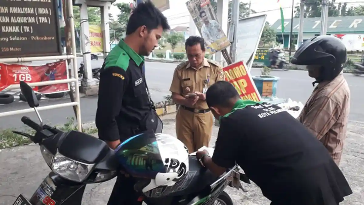 Ada yang Hampir Batal Nikah Gara-gara e-KTP Ditahan Setelah Buang Sampah Sembarangan