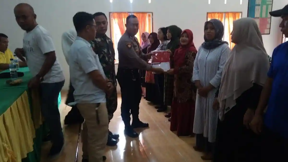 Masyarakat Kecamatan Setia Janji Terima 50 Bendera Merah Putih dari Polsek Prapat Janji