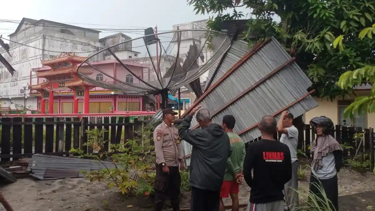 Bripka Hendri Bantu Warga Terdampak Musibah Angin Kencang di Lingga