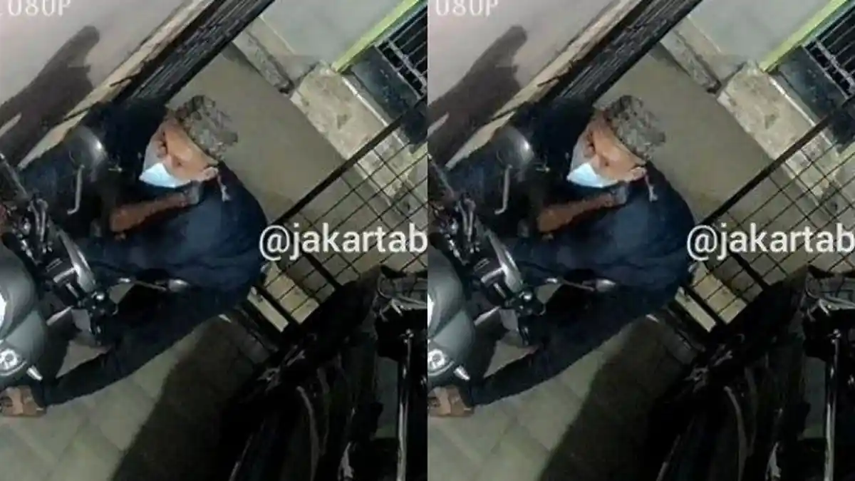 ASTAGFIRULLAH! Pakai Peci dan Masker, Pria Ini Terekam CCTV Curi Motor Warga, Beraksi di Pagi Buta