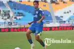 Pemain-Arema-FC-Dendi-Santoso-saat-laga-Arema-FC-vs-PSBS-Biak-pada-pekan-pertama-Super-League.jpg