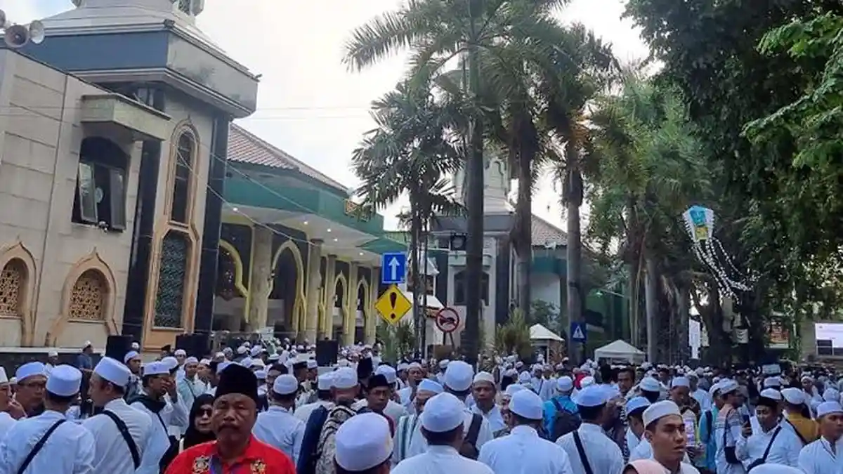 Puncak Haul Habib Abu Bakar Assegaf di Gresik Dipadati Ribuan Manusia Berpakaian Serba Putih