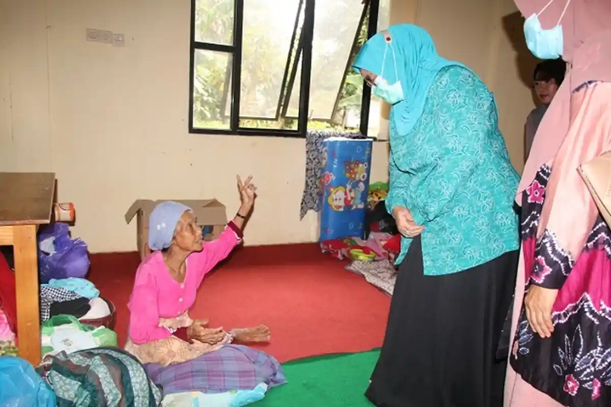 Pastikan Kondisi Pengungsi, Ketua TP PKK Banjar Tinjau Pengungsian di Aula Kecamatan Martapura Barat