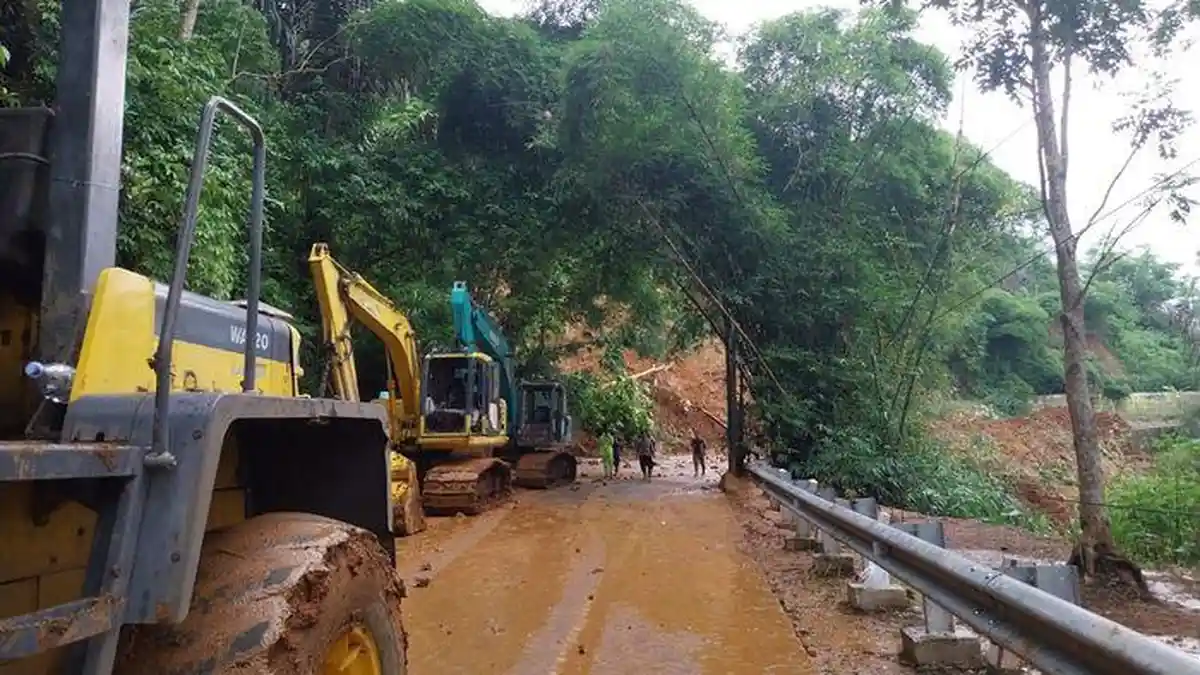 Kondisi Terkini Pembersihan Material Longsor di Jalan Majalengka - Kuningan, BPBD: Hampir Selesai