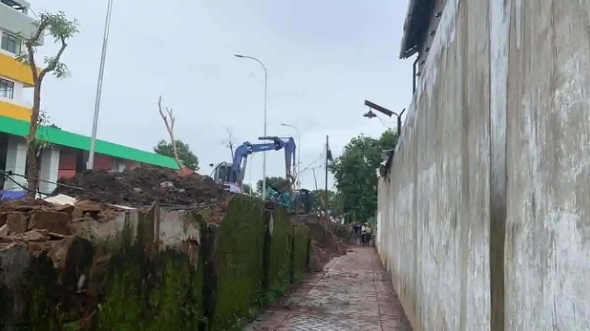 Tembok Pagar Rumah Sakit Universitas Jember Sepanjang 30 Meter Ambruk, Menutup Akses Jalan Warga