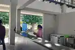 Maria-Fatima-Kis-Diana-sedang-melayani-pelanggan-di-kantin-PLBN-Motamasin.jpg