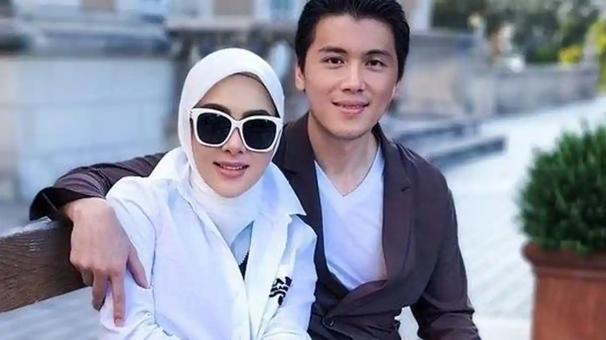 Pamer Perut Buncit, Syahrini Umumkan Hamil 7 Bulan, Deretan Artis Ucap Selamat
