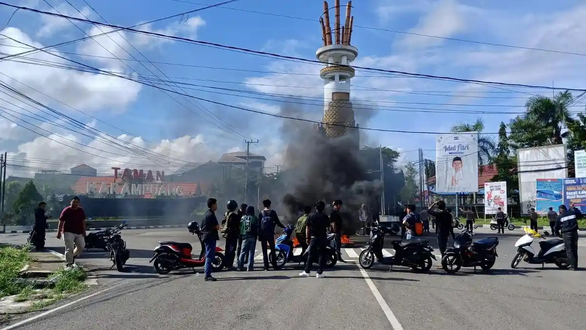 BREAKING NEWS: Akbar Idris Divonis 18 Bulan Penjara, HMI Blokade Jalan di Tugu Bambu Sinjai Sulsel