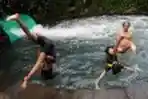 Vania dan Nico Lakukan Atraksi Lompat Salto