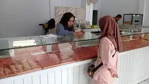 Afridah-sedang-melayani-pembeli-di-toko-em.jpg