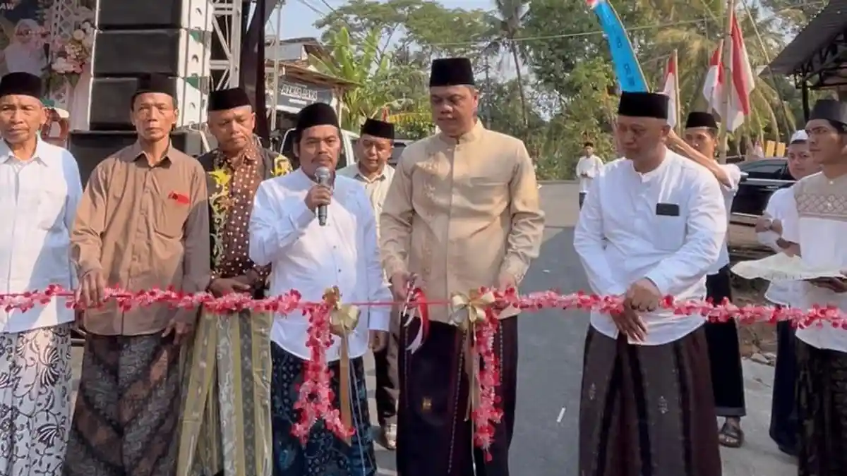 В Jepara открыли отремонтированный участок дороги, связывающий мебельный центр с городом