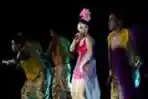 Zaskia Goyang Itik Ramaikan HUT Dahsyat RCTI Ke 6