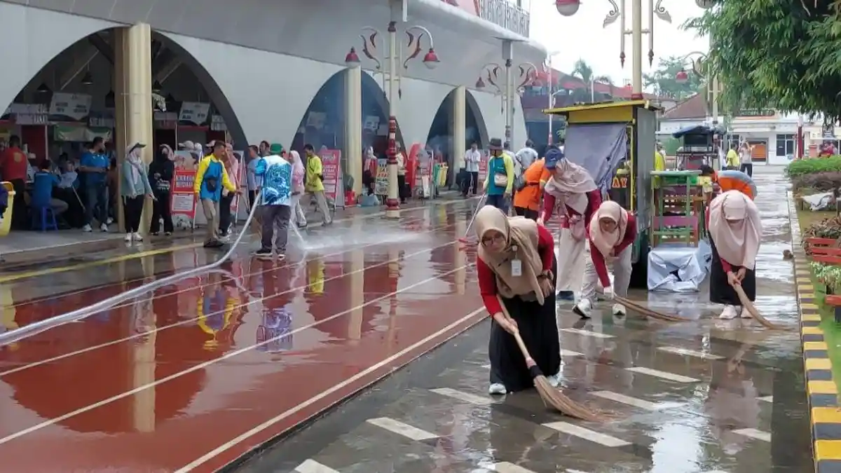Aksi Korpri Bersihkan Alun-alun Kebumen hingga Bagi Voucher Makanan