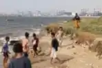 Pencarian 2 Remaja Tenggelam di Pantai Ancol