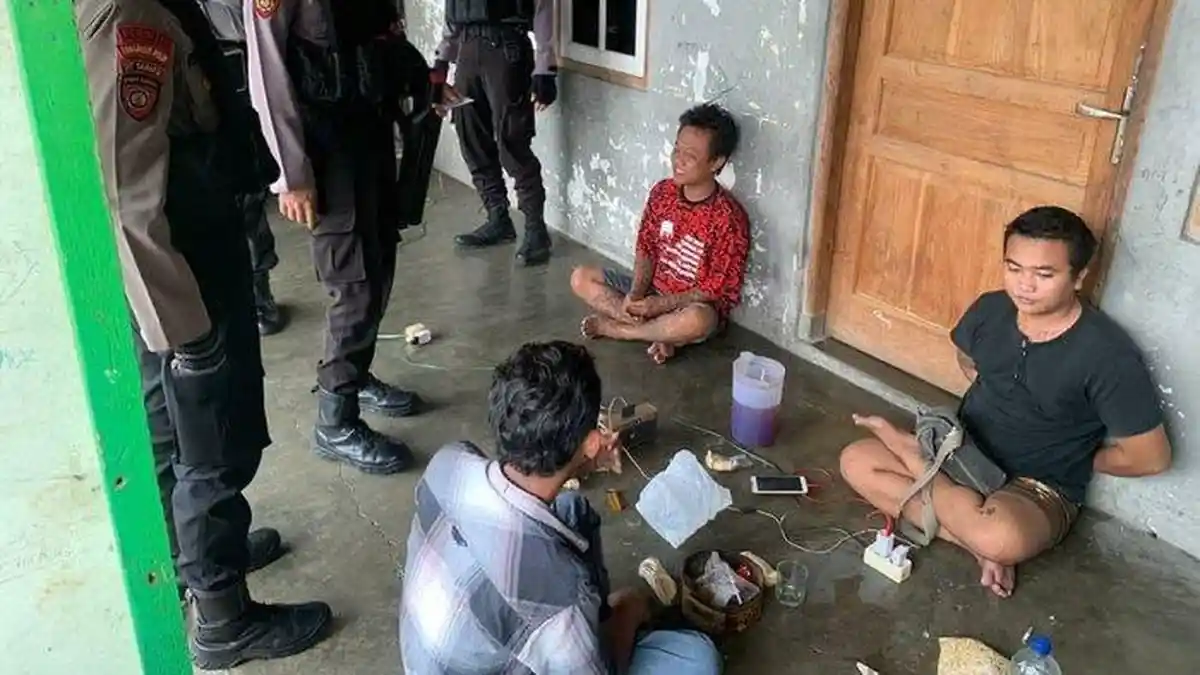 4 Pemuda Solo Pagi-pagi Mabuk Ciu, Tak Berkutik Saat Didatangi Polisi