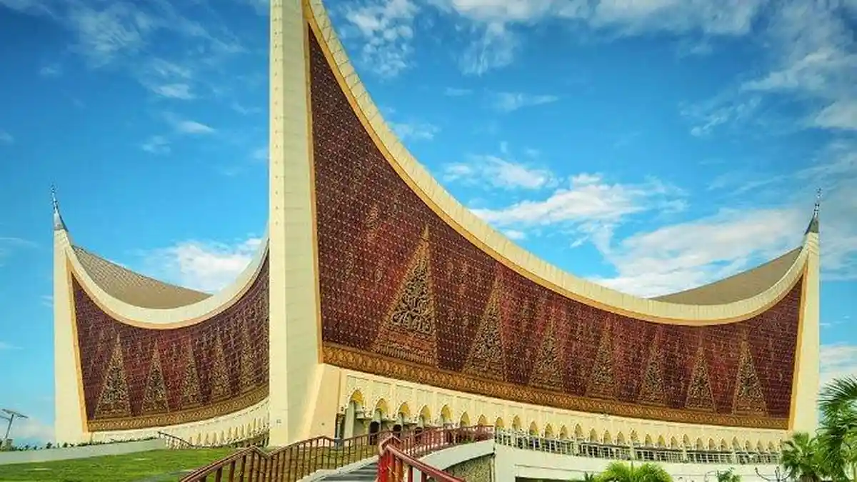 Punya Atap Mirip Rumah Gadang, Intip Keindahan Masjid Raya Sumatera Barat