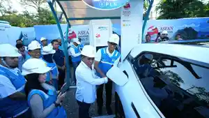 Direktur-Utama-PT-PLN-Darmawan-Prasodjo-mengecek-listrik-di-lokasi-KTT-ASEAN.jpg