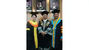 Wali-Kota-Madiun-dan-Tina-Toon-Jadi-Wisudawan-Kehormatan-Universitas-Ternate.jpg