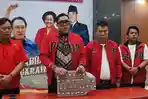 Ketua-DPD-PDI-Perjuangan-Jawa-Barat-l-Ono-Surono-saat-menunjukkan-uang-cash.jpg