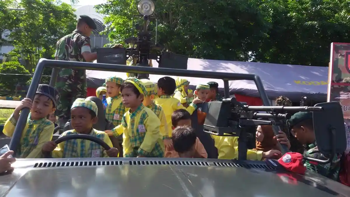Senangnya, Murid-murid TK Ini Naik Mobil Alutsista Punya TNI
