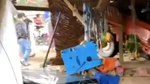 Diduga-Hilang-Kendali-Mobil-Pikap-Tabrak-Lapak-Buah-dan-Bakso-di-Lambuya-Konawe-Sulawesi-Tenggara.jpg