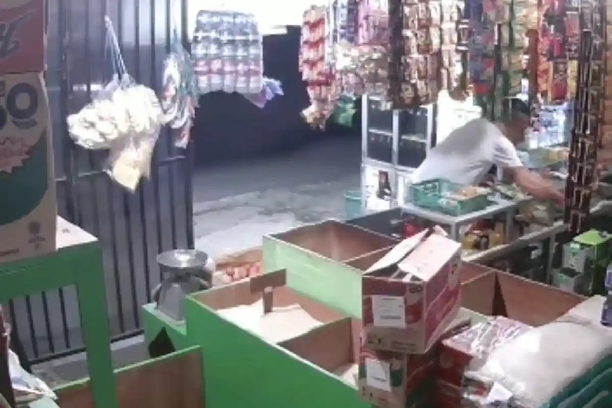 Satu Pelaku Bikin Sibuk Pemilik Warung, Temannya Gasak Tas Berisi Uang Tunai dan Kartu ATM 